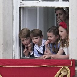 El Príncipe Jorge, la Princesa Carlota, el Príncipe Luis, Mia Tindall y Beatriz de York en Trooping the Colour 2022 por el Jubileo de Platino