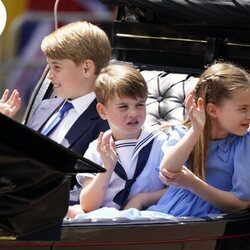 El Príncipe Jorge, la Princesa Carlota y el Príncipe Luis saludando en un carruaje en Trooping the Colour 2022 por el Jubileo de Platino