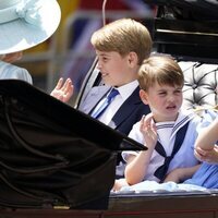 El Príncipe Jorge, la Princesa Carlota y el Príncipe Luis saludando en un carruaje en Trooping the Colour 2022 por el Jubileo de Platino