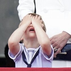 El Príncipe Luis tapándose la cara con las manos en Trooping the Colour 2022 por el Jubileo de Platino