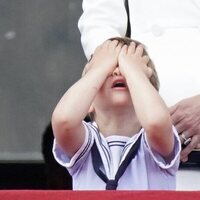 El Príncipe Luis tapándose la cara con las manos en Trooping the Colour 2022 por el Jubileo de Platino