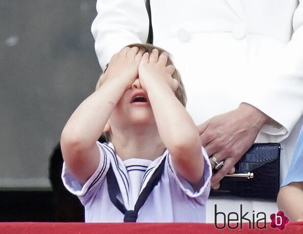 El Príncipe Luis tapándose la cara con las manos en Trooping the Colour 2022 por el Jubileo de Platino