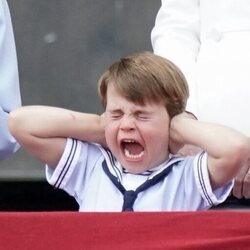 El Príncipe Luis tapándose los oídos y abriendo la boca en Trooping the Colour 2022 por el Jubileo de Platino