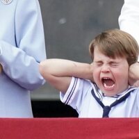 El Príncipe Luis tapándose los oídos y abriendo la boca en Trooping the Colour 2022 por el Jubileo de Platino