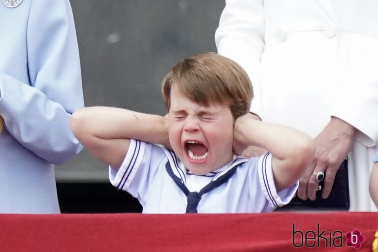 El Príncipe Luis tapándose los oídos y abriendo la boca en Trooping the Colour 2022 por el Jubileo de Platino