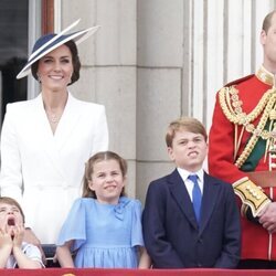 El Príncipe Jorge y el Príncipe Luis poniendo caras junto al Príncipe Guillermo y Kate Middleton y la Princesa Carlota en Trooping the Colour 2022