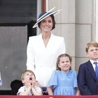 El Príncipe Jorge y el Príncipe Luis poniendo caras junto al Príncipe Guillermo y Kate Middleton y la Princesa Carlota en Trooping the Colour 2022