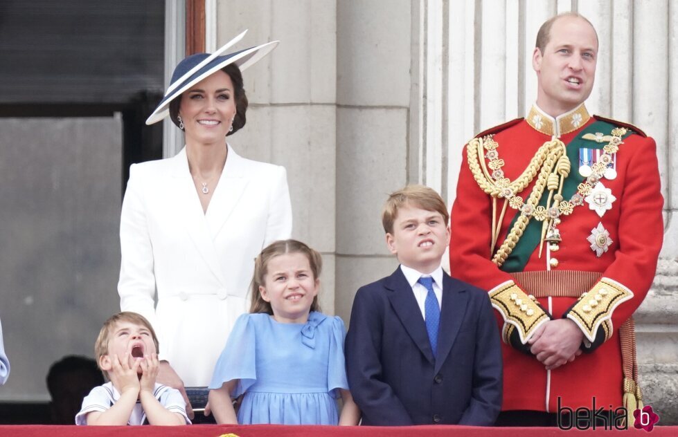 El Príncipe Jorge y el Príncipe Luis poniendo caras junto al Príncipe Guillermo y Kate Middleton y la Princesa Carlota en Trooping the Colour 2022