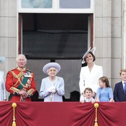 La Reina Isabel, el Príncipe Carlos y Camilla y los Cambridge en Trooping the Colour 2022 por el Jubileo de Platino