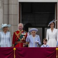 La Reina Isabel saludando junto a Carlos y Camilla y los Cambridge en Trooping the Colour 2022 por el Jubileo de Platino