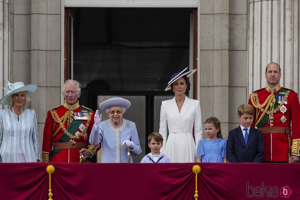 La Reina Isabel saludando junto a Carlos y Camilla y los Cambridge en Trooping the Colour 2022 por el Jubileo de Platino