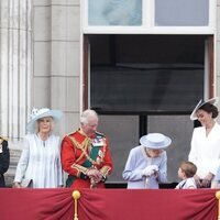 La Reina Isabel y el Príncipe Luis hablando ante Carlos y Camilla y del Príncipe Guillermo y Kate Middleton, el Príncipe Jorge y la Princesa Carlota