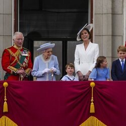 La Familia Real Británica en el balcón de Buckingham Palace en Trooping the Colour 2022 por el Jubileo de Platino