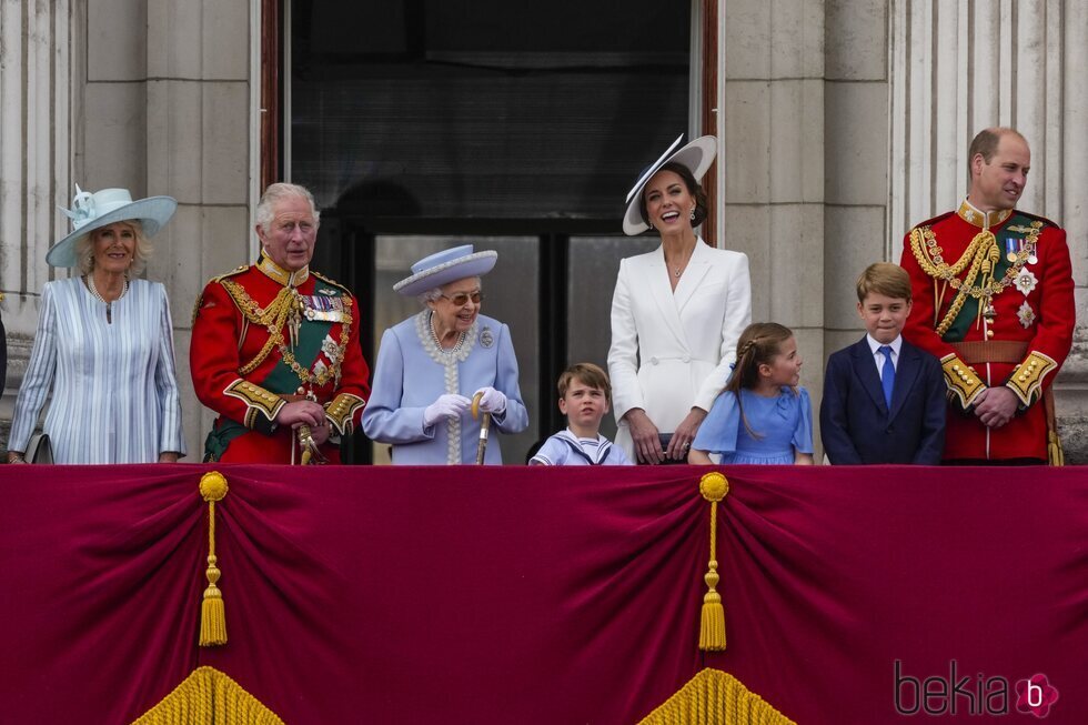 La Familia Real Británica en el balcón de Buckingham Palace en Trooping the Colour 2022 por el Jubileo de Platino