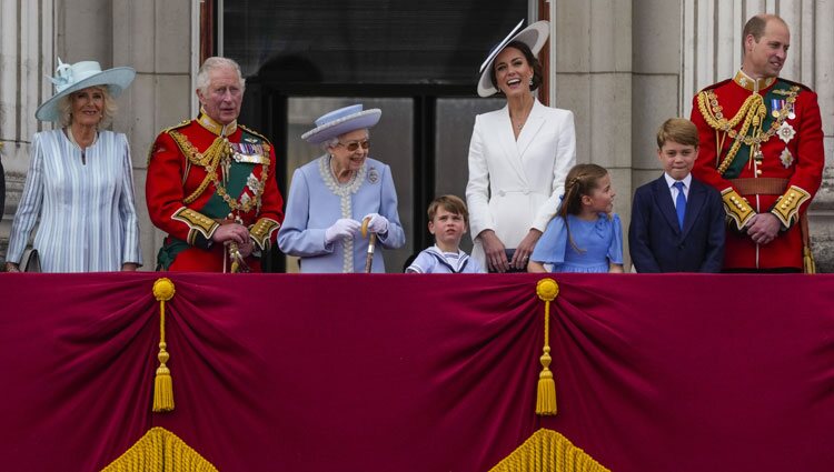 La Familia Real Británica en el balcón de Buckingham Palace en Trooping the Colour 2022 por el Jubileo de Platino