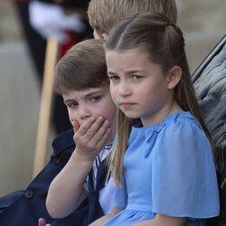 El Príncipe Luis y la Princesa Carlota en un carruaje en Trooping the Colour 2022 por el Jubileo de Platino