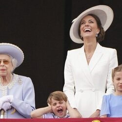 La Reina Isabel, Kate Middleton, la Princesa Carlota y el Príncipe Luis en Trooping the Colour 2022 por el Jubileo de Platino