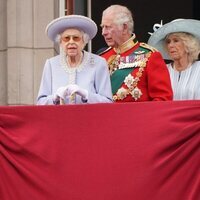 La Reina Isabel, el Príncipe Carlos, Camilla Parker y el Príncipe Guillermo en Trooping the Colour por el Jubileo de Platino