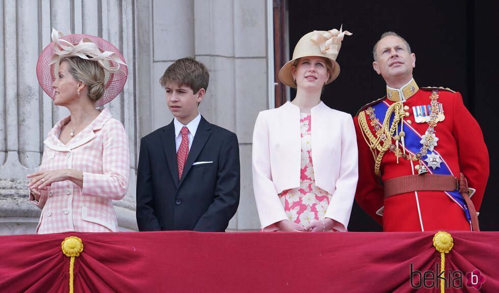 El Príncipe Eduardo y Sophie de Wessex, Lady Louise y James Mountbatten-Windsor en Trooping the Colour 2022 por el Jubileo de Platino