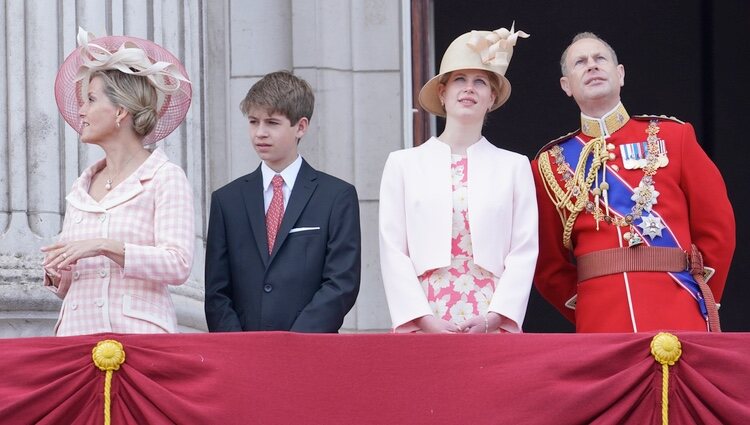 El Príncipe Eduardo y Sophie de Wessex, Lady Louise y James Mountbatten-Windsor en Trooping the Colour 2022 por el Jubileo de Platino