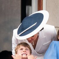 Kate Middleton habla con el Príncipe Luis en Trooping the Colour por el Jubileo de Platino