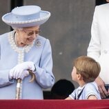 La Reina Isabel sonríe al Príncipe Luis en Trooping the Colour por el Jubileo de Platino