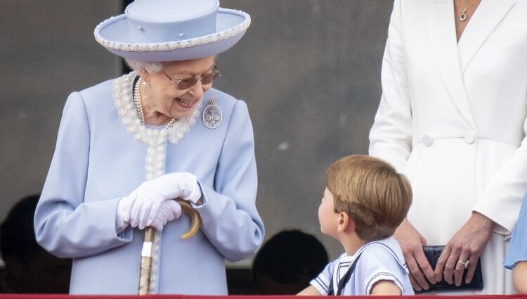 La Reina Isabel sonríe al Príncipe Luis en Trooping the Colour por el Jubileo de Platino