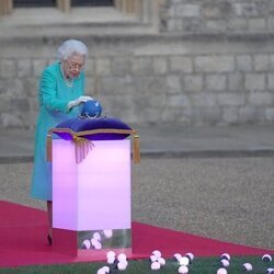 La Reina Isabel en el encendido de antorchas por el Jubileo de Platino en Windsor Castle