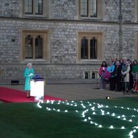 La Reina Isabel tras encender el 'Árbol de los Árboles' por el Jubileo de Platino en Windsor Castle