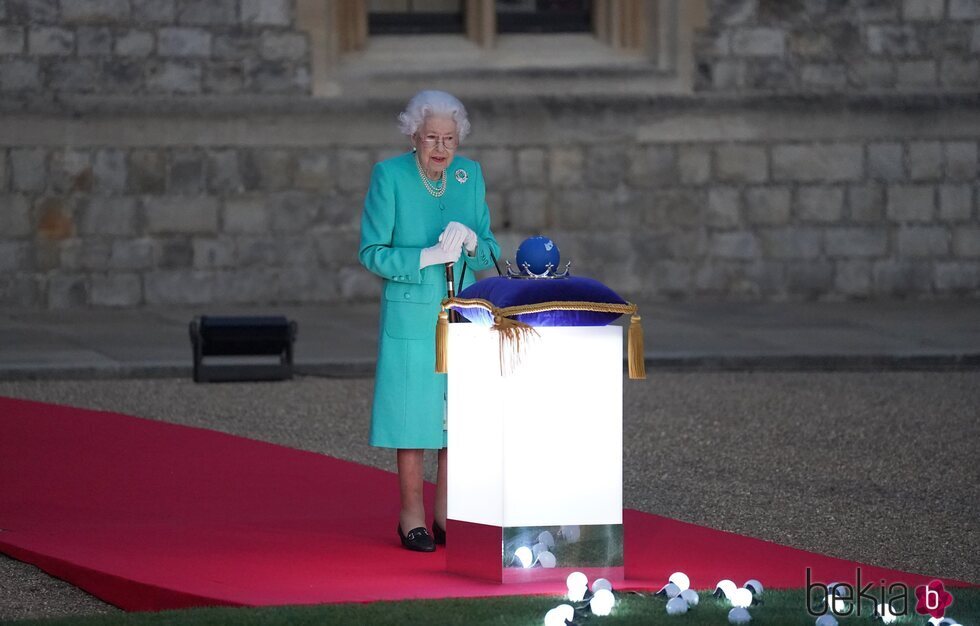 La Reina Isabel tras haber encendido el 'Árbol de los Árboles' y las antorchas por el Jubileo de Platino en Windsor Castle