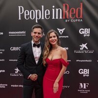 Marc Clotet y Natalia Sánchez en el photocall de People in Red 2022 en Barcelona