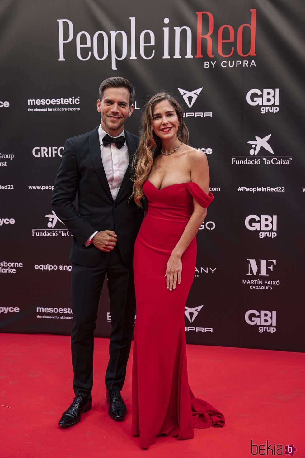 Marc Clotet y Natalia Sánchez en el photocall de People in Red 2022 en Barcelona