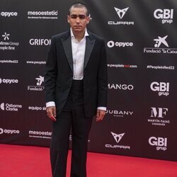 Omar Ayuso en el photocall de People in Red 2022 en Barcelona