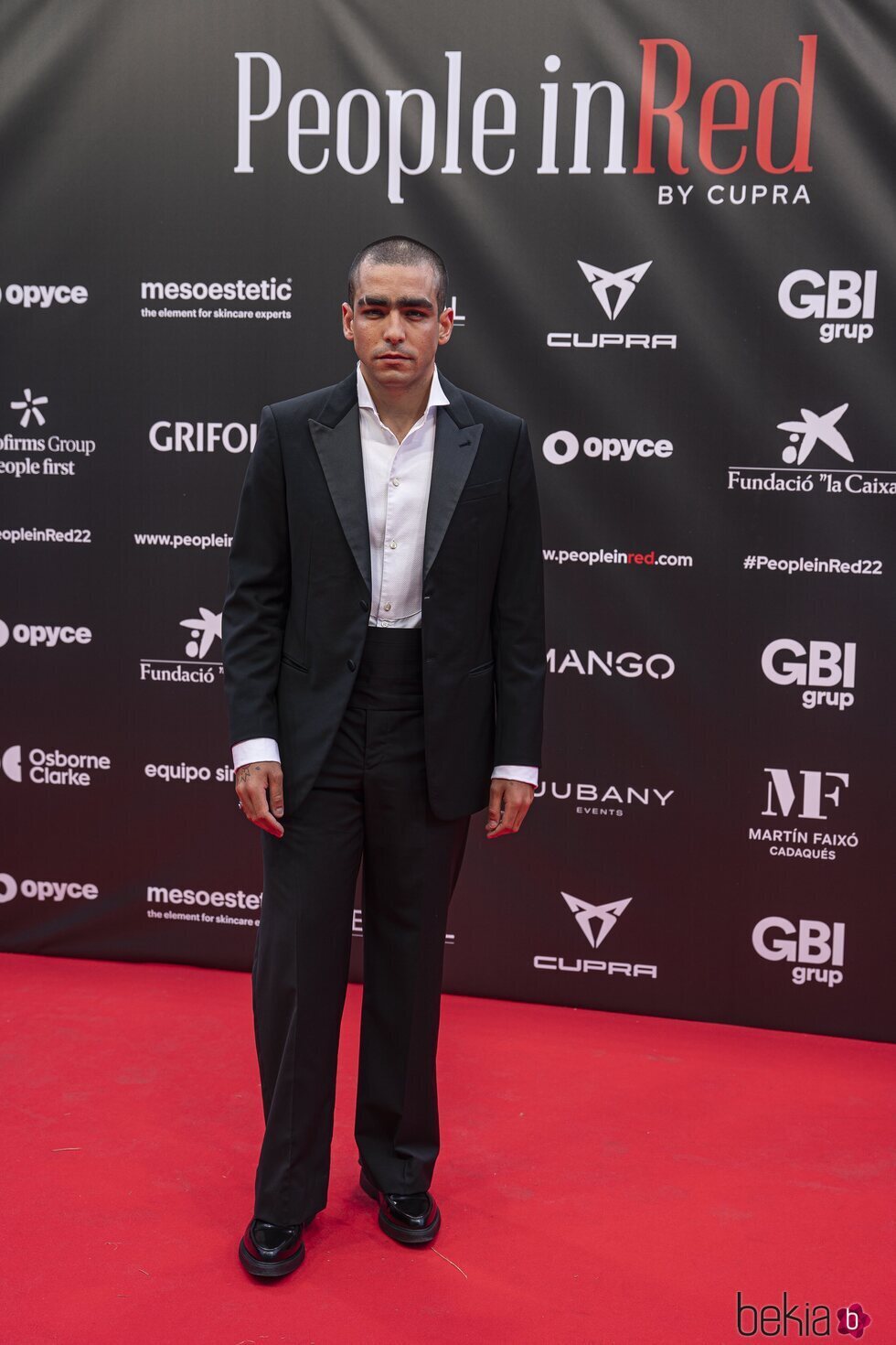 Omar Ayuso en el photocall de People in Red 2022 en Barcelona