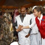 La Reina Letizia durante la visita a un centro de distribución de pescado en Mauritania