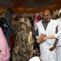 La Reina Letizia durante la visita a un centro de distribución de pescado en Mauritania