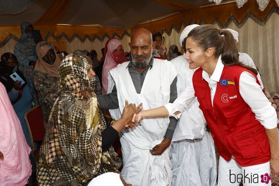 La Reina Letizia durante la visita a un centro de distribución de pescado en Mauritania