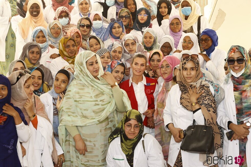 La Reina Letizia visita la universidad de Nuakchot en Mauritania