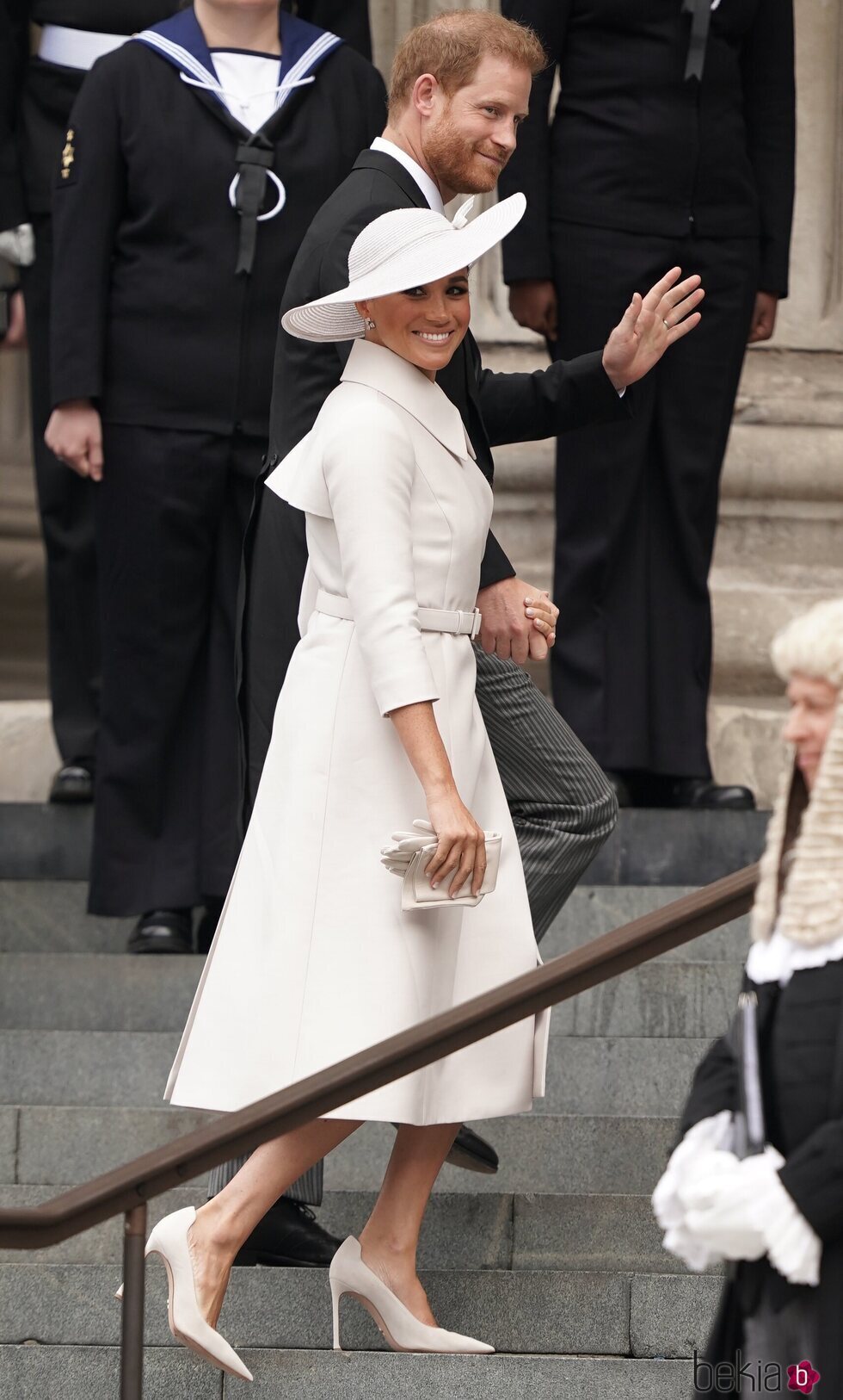 El Príncipe Harry y Meghan Markle sonriendo y saludando en el Servicio de Acción de Gracias por el Jubileo de Platino