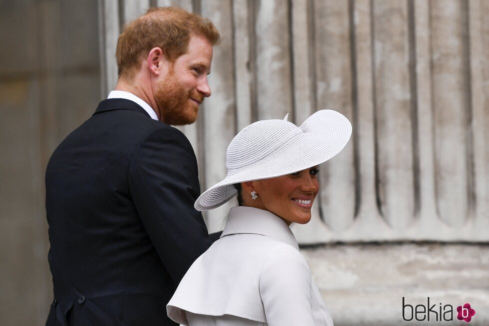 El Príncipe Harry y Meghan Markle muy sonrientes en el Servicio de Acción de Gracias por el Jubileo de Platino