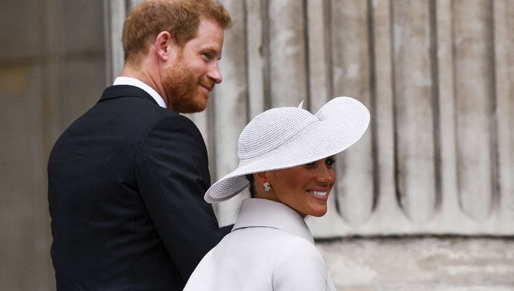 El Príncipe Harry y Meghan Markle muy sonrientes en el Servicio de Acción de Gracias por el Jubileo de Platino