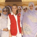 La Reina Letizia rodeada de personas en su viaje de cooperación a Mauritania