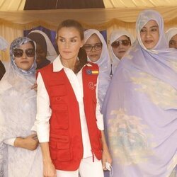 La Reina Letizia rodeada de personas en su viaje de cooperación a Mauritania