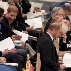 El Príncipe Harry, muy divertido con Eugenia de York y Jack Brooksbank y Beatriz de York y Edo Mapelli en el Servicio de Acción de Gracias por el Jubileo d