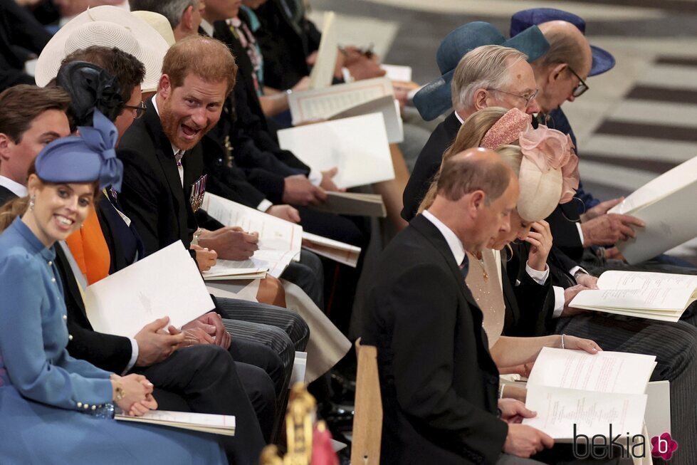 El Príncipe Harry, muy divertido con Eugenia de York y Jack Brooksbank y Beatriz de York y Edo Mapelli en el Servicio de Acción de Gracias por el Jubileo d