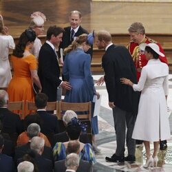 El Príncipe Eduardo sonríe al Príncipe Harry y Meghan Markle en el Servicio de Acción de Gracias por el Jubileo de Platino