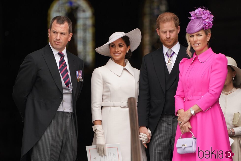 Peter Phillips, el Príncipe Harry y Meghan Markle y Zara Phillips en el Servicio de Acción de Gracias por el Jubileo de Platino