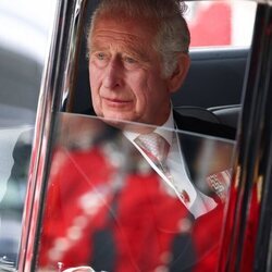 El Príncipe Carlos en un coche a su llegada al Servicio de Acción de Gracias por el Jubileo de Platino