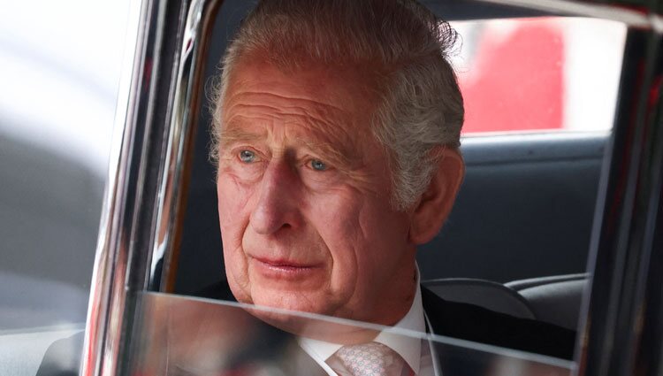 El Príncipe Carlos en un coche a su llegada al Servicio de Acción de Gracias por el Jubileo de Platino