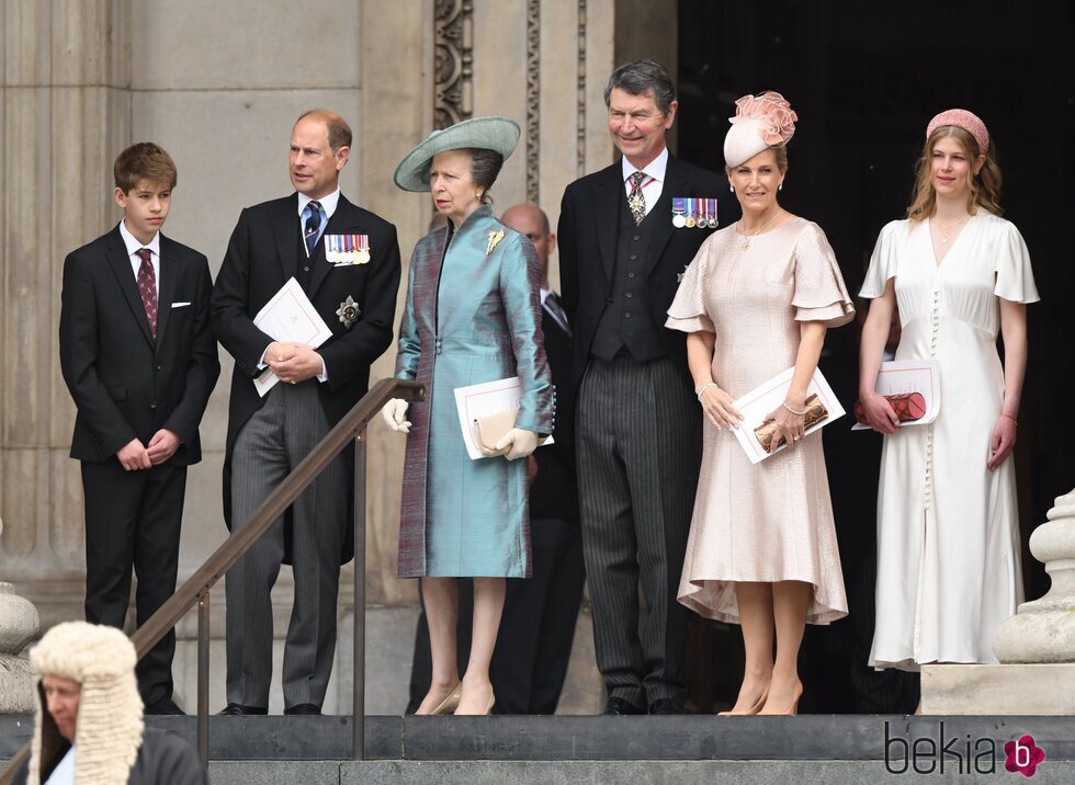 Los Condes de Wessex y sus hijos y la Princesa Ana y Sir Timothy Laurence en el Servicio de Acción de Gracias por el Jubileo de Platino